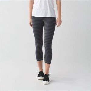 Lululemon Wunder Under Crop II in Charcoal Stripe - Size 6
